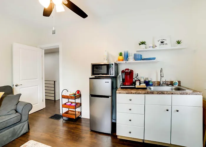Holiday home Walk To Walnut St: Pet-friendly Home!
