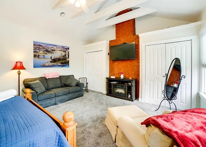 Walk To Walnut St: Pet-friendly Home! Holiday home