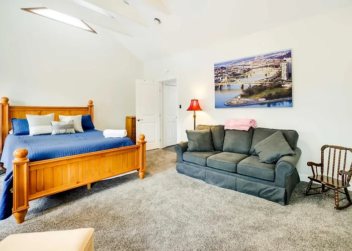 Holiday home Walk To Walnut St: Pet-friendly Home! *