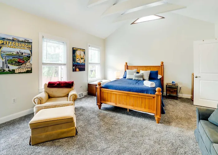 Walk To Walnut St: Pet-friendly Home!