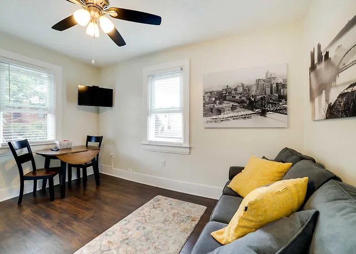 Walk To Walnut St: Pet-friendly Home! Holiday home *