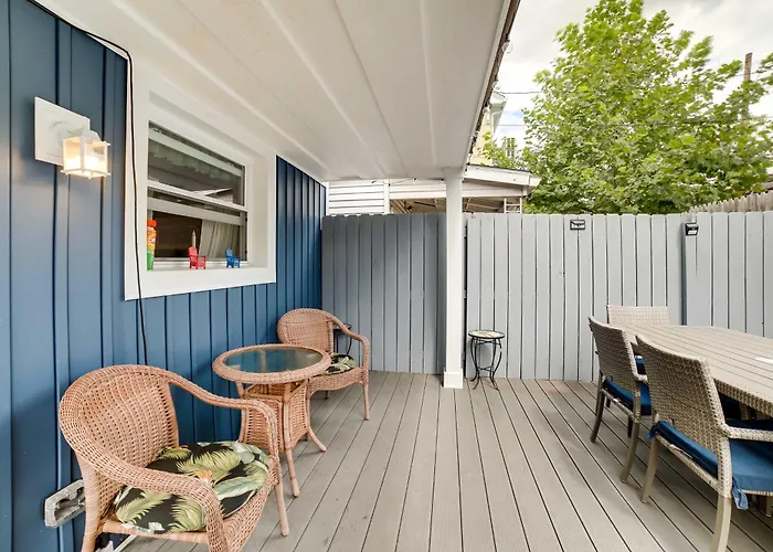 Holiday home Walk To Walnut St: Pet-friendly Home!