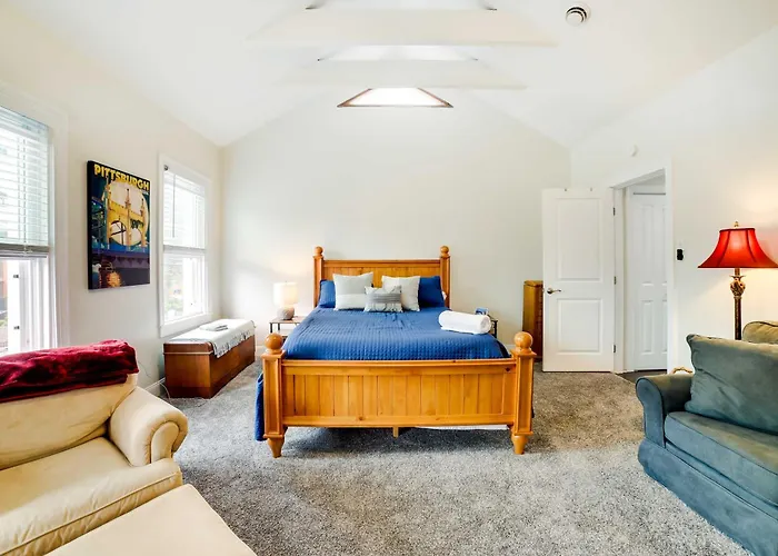 Walk To Walnut St: Pet-friendly Home! Holiday home