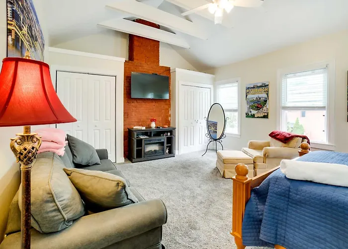 Walk To Walnut St: Pet-friendly Home! *