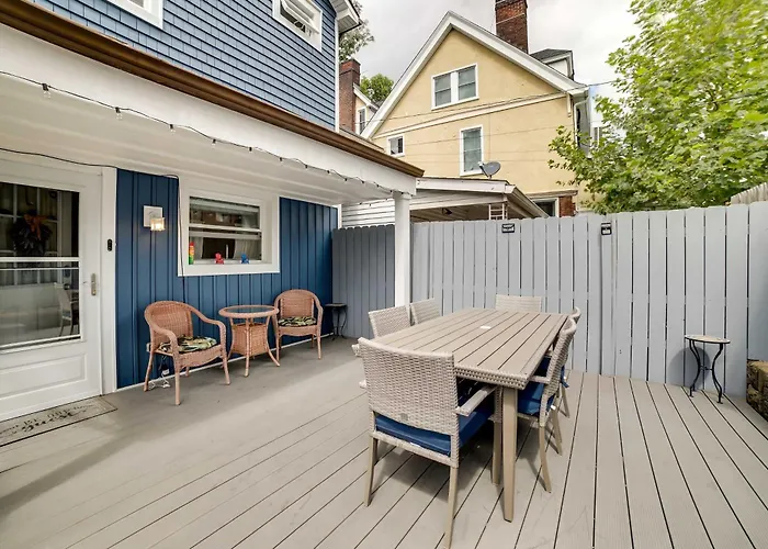 Holiday home Walk To Walnut St: Pet-friendly Home!