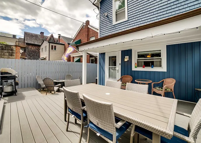 Walk To Walnut St: Pet-friendly Home!